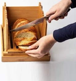 Stelleriana Broodsnijder Of Broodsnijmachine Van Bamboo Hout Als Hulpmiddel Bij Het Snijden Van Vers Zelf Gebakken Brood En Broodbakken. Bevat Een Broodplank/Snijplank Met Kruimelbak/Kruimelvanger. -Keukenbarbecue 1122x1200 1
