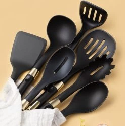 Levabe Zwart Gouden Keukengerei Set Met Houder 7 Delig - Hittebestendig - BPA Vrij - Koken - Nylon - Stainnless Steel - Keuken Gerei -Keukenbarbecue 1192x1200 3