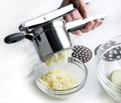 YUGN Aardappelpers Pureeknijper - Pureestamper - RVS - Inclusief 3 Verschillende Structuur Schijven - Cadeau Tip -Keukenbarbecue 1200x1027 1