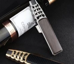 Merkloos Turbo Jetflame Aansteker - Gasbrander - Vuurwerk Torch - Crème Brûlée Brander - BBQ En Sigaren Aansteker - Windproof - Carbon Met Goudkleurige Metalen Behuizing -Keukenbarbecue 1200x1028