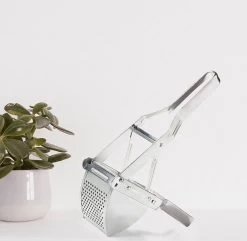 Florina Professionele Pureeknijper En Aardappelpers Voor Het Persen Van Groente En Fruit - RVS - Zilver 9 Florina Professionele Pureeknijper En Aardappelpers Voor Het Persen Van Groente En Fruit - RVS - Zilver -Keukenbarbecue 1200x1172 5