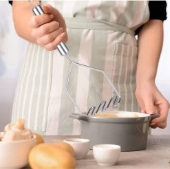 YUGN Pureestamper Aardappelstamper Stamper - Pureerder Stampotstamper - RVS - Cadeau Tip 18 YUGN Pureestamper Aardappelstamper Stamper - Pureerder Stampotstamper - RVS - Cadeau Tip -Keukenbarbecue 1200x1196 4