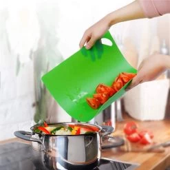 De Millennials Duurzame Snijplanken Set 6 Stuks - Rood - Blauw - Geel - Groen - Paars- Orange- Decoratie - Hittebestendig - Makkelijk Schoon - Herbruikbare - Keukenaccessoires - Cadeau- Vaatwasserbestendig - Koken - Vlees - Groenten - Vis - Brood -Keukenbarbecue 1200x1198 21