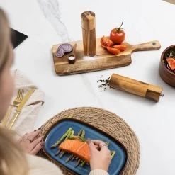 Deleca Luxe Peper En Zoutmolen Set - Zout / Pepermolen - Handmatig - Met Navul Lepel & Geschenkdoos - Acacia Hout - Rond -Keukenbarbecue 1200x1200 1180