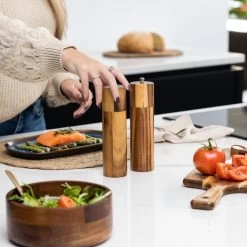 Deleca Luxe Peper En Zoutmolen Set - Zout / Pepermolen - Handmatig - Met Navul Lepel & Geschenkdoos - Acacia Hout - Rond -Keukenbarbecue 1200x1200 1181