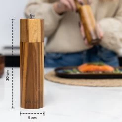 Deleca Luxe Peper En Zoutmolen Set - Zout / Pepermolen - Handmatig - Met Navul Lepel & Geschenkdoos - Acacia Hout - Rond -Keukenbarbecue 1200x1200 1183