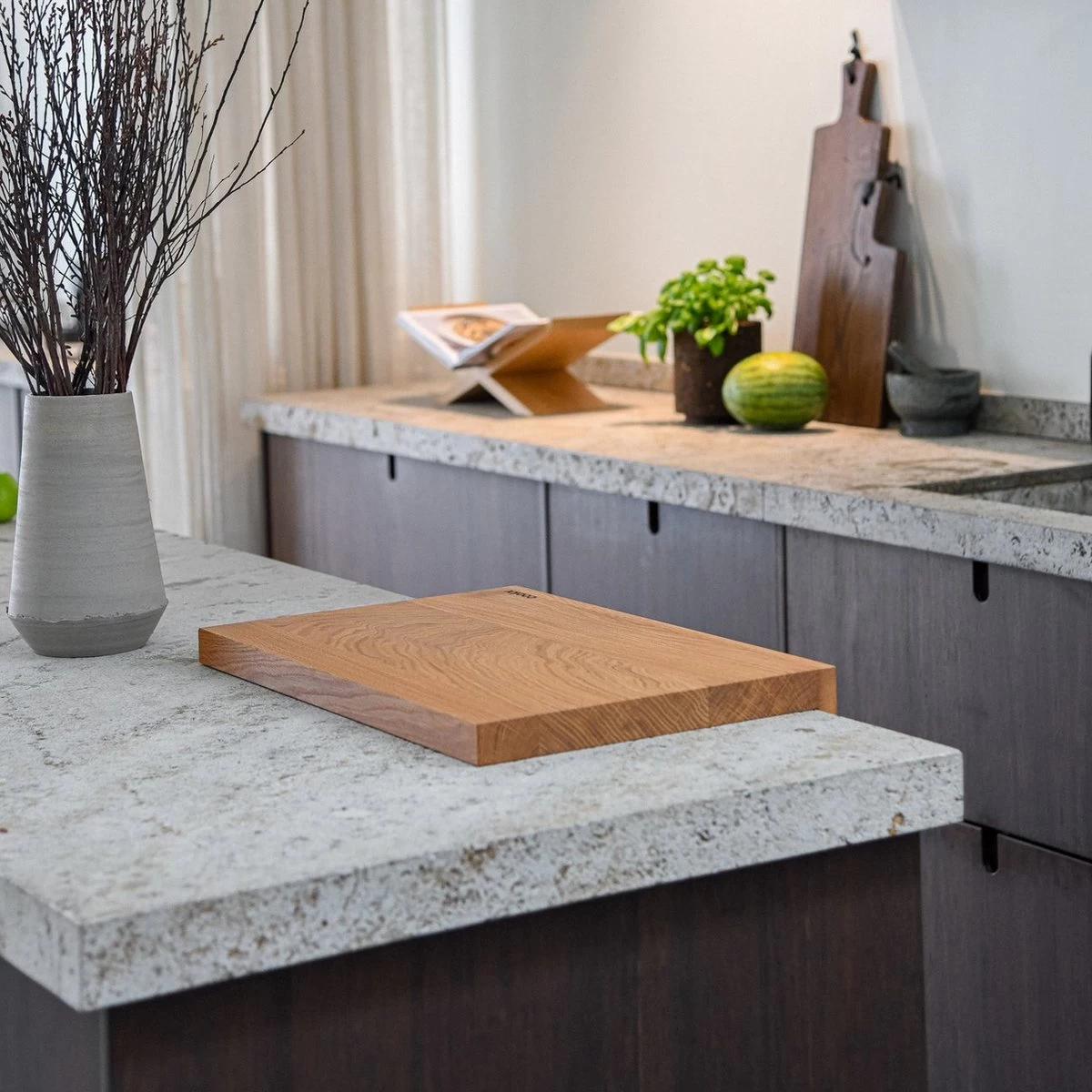 COOKX - Eiken Snijblok Met Antislip Rand - Snijplank Hout - Breed Model 4 COOKX - Eiken Snijblok Met Antislip Rand - Snijplank Hout - Breed Model - Afbeelding 2