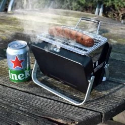 Mikamax Draagbare Mini BBQ - Barbecue - 's Werelds Kleinste Barbecue - Past In Je Broekzak - 18 × 6 × 15,5 Cm - 714 Gram - Mat Zwart -Keukenbarbecue 1200x1200 600