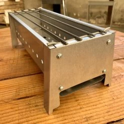 Spiedini Saté-bbq Bali 40 Mini - Kleine, Smalle Houtskoolbarbecue Met Horizontaal Rooster Voor Sate Of Andere Spiesjes - 40 Cm Lang, 11 Cm Breed, 14 Cm Hoog - Ideaal Voor Tuin- Of Open Haard, Of Balkon - Materiaal: Gealuminiseerd Ijzer -Keukenbarbecue 1200x1200 687