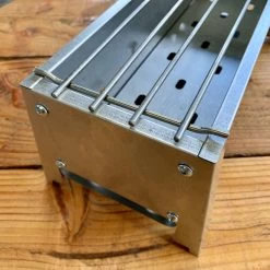 Spiedini Saté-bbq Bali 40 Mini - Kleine, Smalle Houtskoolbarbecue Met Horizontaal Rooster Voor Sate Of Andere Spiesjes - 40 Cm Lang, 11 Cm Breed, 14 Cm Hoog - Ideaal Voor Tuin- Of Open Haard, Of Balkon - Materiaal: Gealuminiseerd Ijzer -Keukenbarbecue 1200x1200 688