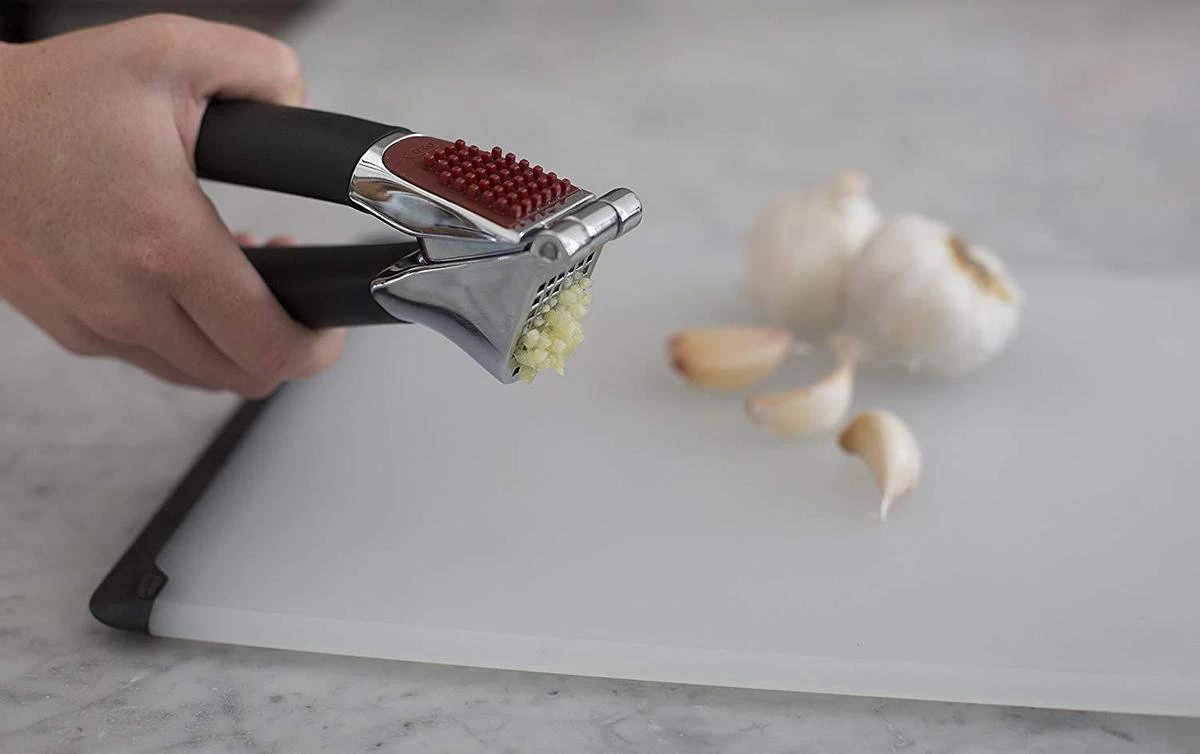 OXO Good Grips Knoflookpers - Zilver/Zwart 6 OXO Good Grips Knoflookpers - Zilver/Zwart - Afbeelding 4