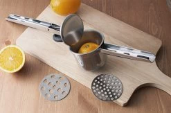 YUGN Aardappelpers Pureeknijper - Pureestamper - RVS - Inclusief 3 Verschillende Structuur Schijven - Cadeau Tip -Keukenbarbecue 1200x794