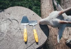 Boska Kaasschaaf Cheesy - Kaasschaaf Harde Kaas - Kaasschaaf Voor Oude Kaas - Groenteschaaf - Groentesnijder - Vaatwasserbestendig - Gele Kaasschaaf - Multifunctionele Kaasschaaf - RVS - Keukengerei - Keuken Accessoires - 10 Jaar Garantie -Keukenbarbecue 1200x834 2