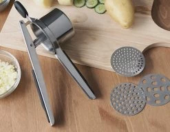 YUGN Aardappelpers Pureeknijper - Pureestamper - RVS - Inclusief 3 Verschillende Structuur Schijven - Cadeau Tip -Keukenbarbecue 1200x932 3