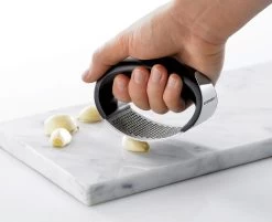 Leifheit ProLine Knoflookpers Knobi King - Rvs -Keukenbarbecue 1200x975 9