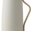 Stelton Thermoskan Emma Sand 1.2 Liter 2 Stelton Thermoskan Emma Sand 1.2 Liter -Keukenbarbecue 792x1200