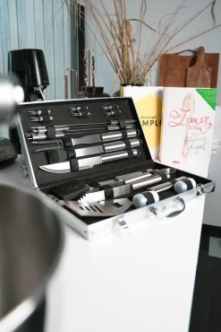 Sens Design BBQ Accesoires - 18 Delig - BBQ Gereedschapset Koffer -Keukenbarbecue 801x1200
