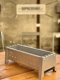 Spiedini Saté-bbq Bali 40 Mini - Kleine, Smalle Houtskoolbarbecue Met Horizontaal Rooster Voor Sate Of Andere Spiesjes - 40 Cm Lang, 11 Cm Breed, 14 Cm Hoog - Ideaal Voor Tuin- Of Open Haard, Of Balkon - Materiaal: Gealuminiseerd Ijzer -Keukenbarbecue 900x1200 20