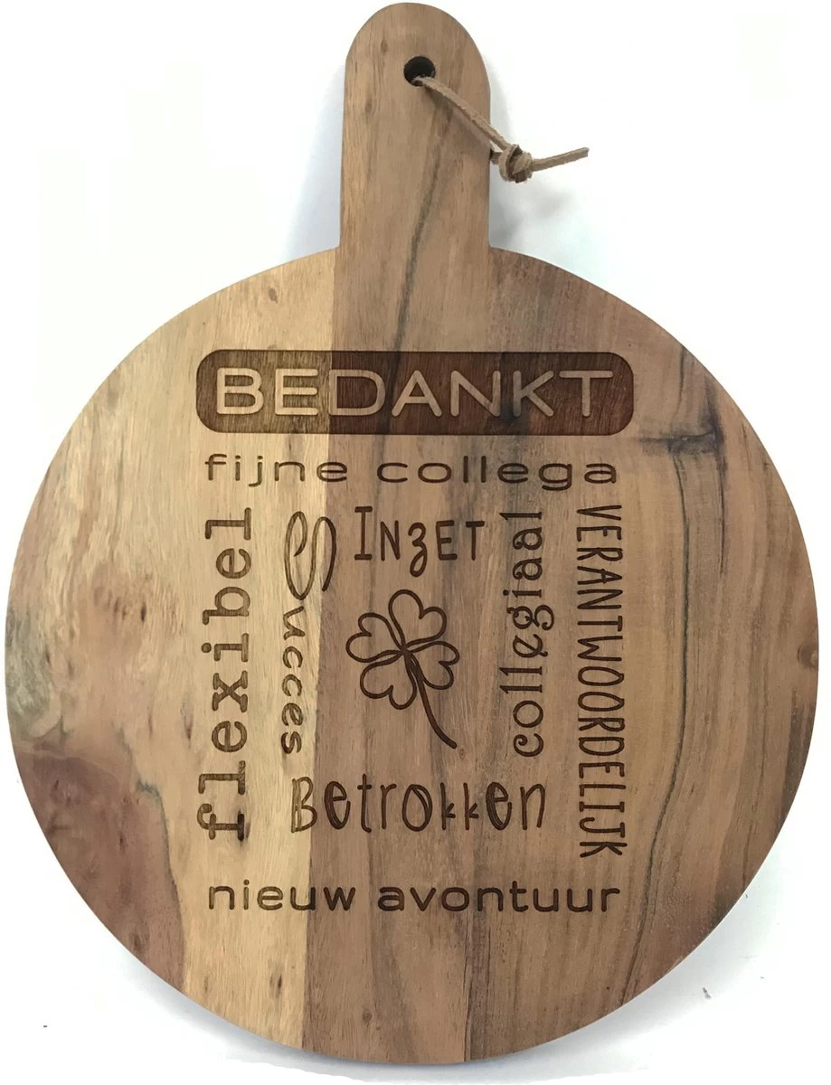 Ronde Snijplank/hapjesplank Met Tekst Gravure BEDANKT FIJNE COLLEGA. Een Origineel Cadeau Voor Een Collega Die Afscheid Neemt. Het Formaat Is 40x30cm Incl. Handvat En 30cm Doorsnede Excl. Handvat. 3 Ronde Snijplank/hapjesplank Met Tekst Gravure BEDANKT FIJNE COLLEGA. Een Origineel Cadeau Voor Een Collega Die Afscheid Neemt. Het Formaat Is 40x30cm Incl. Handvat En 30cm Doorsnede Excl. Handvat.