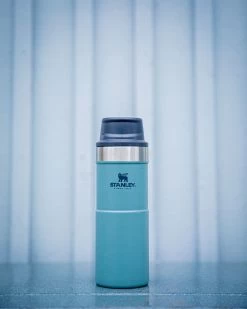 Stanley The Trigger-Action Travel Mug 0,35L Lagoon -Keukenbarbecue 960x1200 1